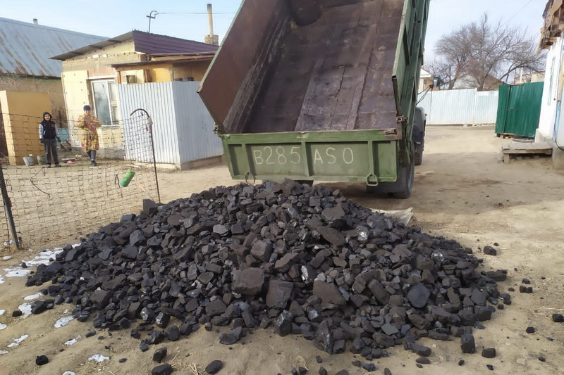 Помощь нуждающимся семьям в Алматы и Алматинской области 22 тоннами угля. - 1