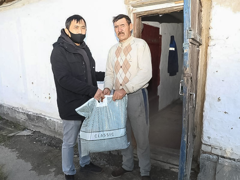 В Талдыкоргане раздали 100 продуктовых пакетов малообеспеченным семьям и инвалидам - 11
