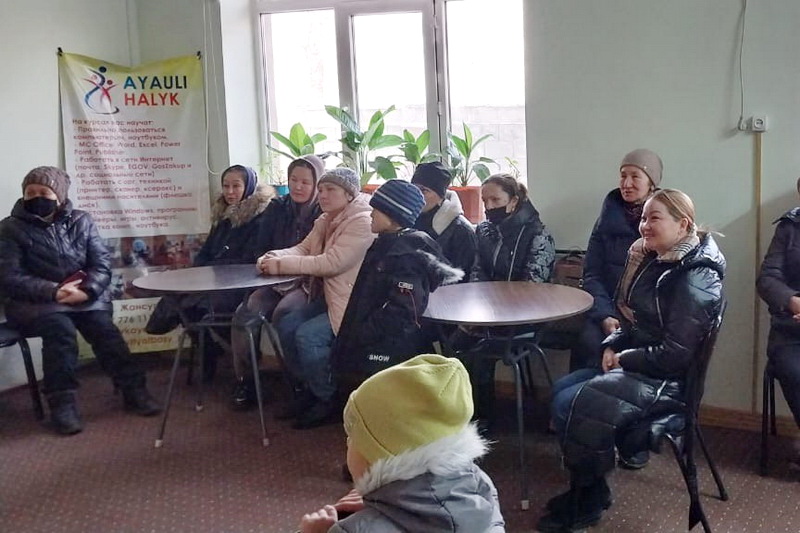 В Алматы раздали 190 продуктовых пакетов нуждающимся семьям - 13